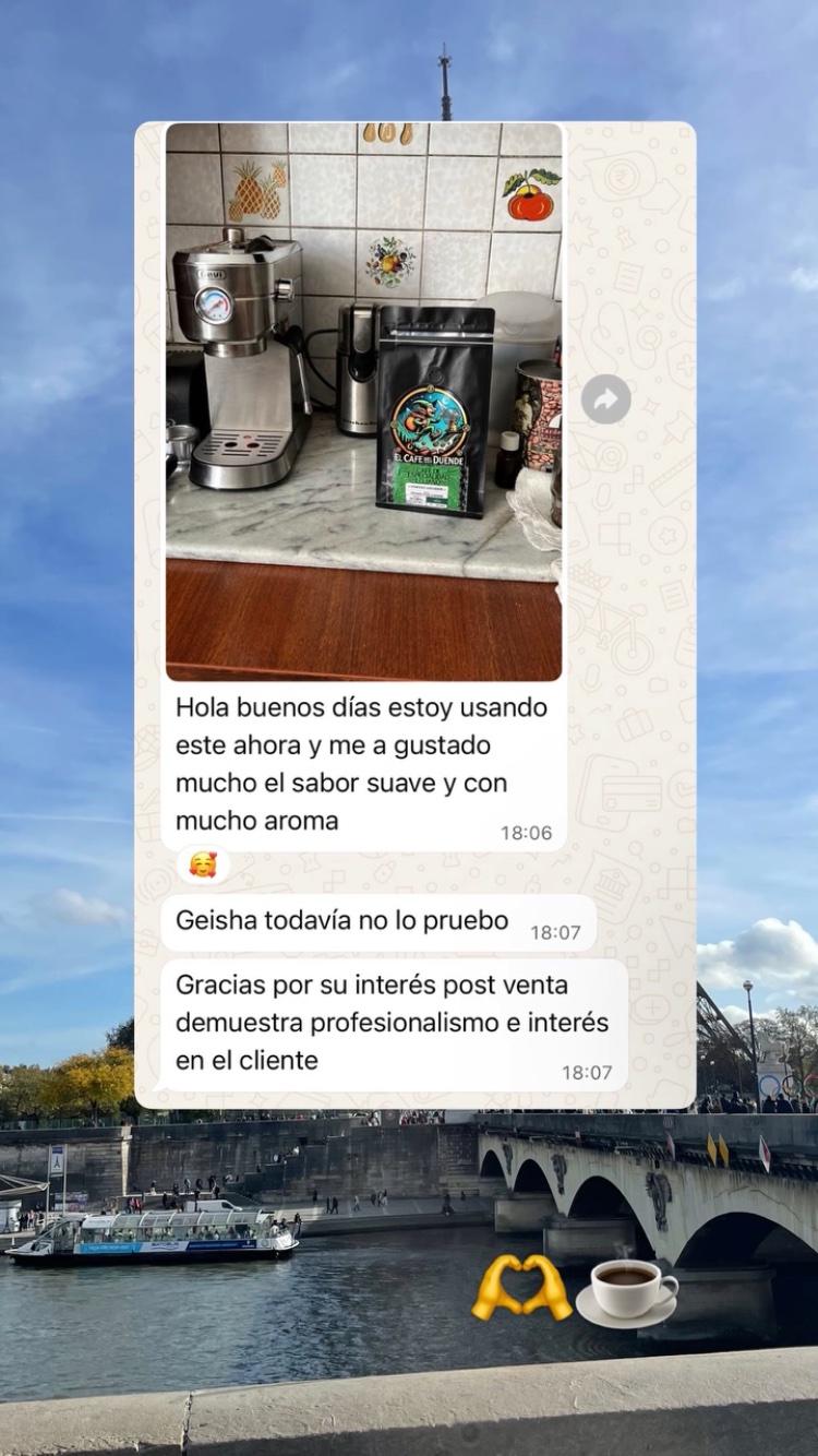 Reseña de cliente por WhatsApp, con foto de su cafetera en casa.