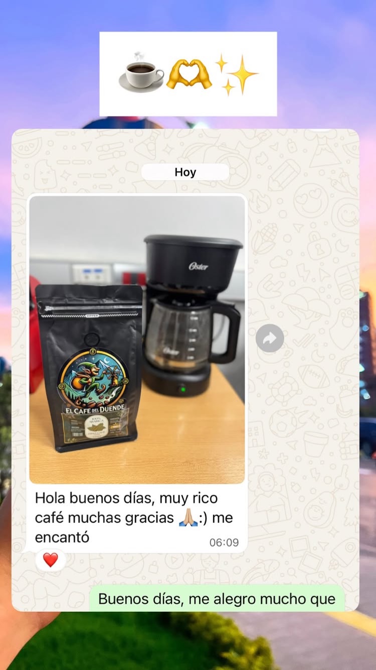 Reseña de cliente por WhatsApp, con foto de su cafetera.