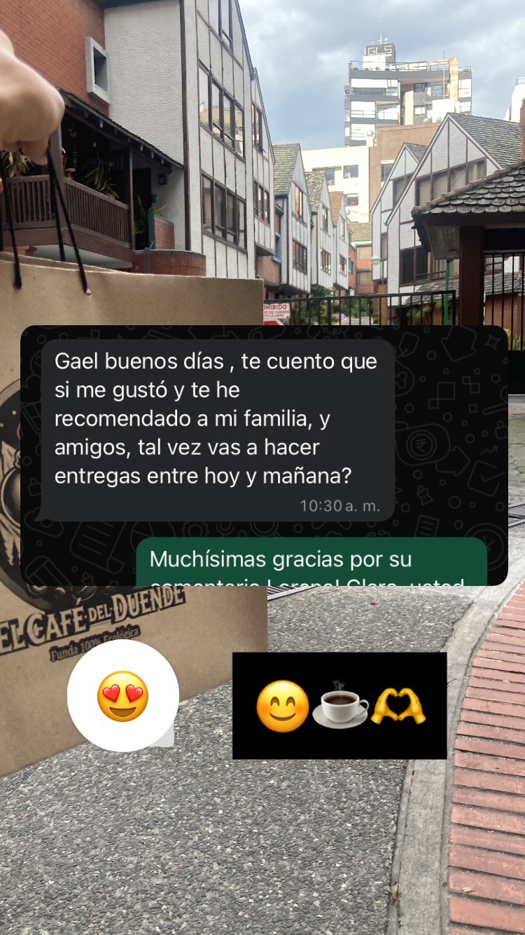 Reseña de cliente por WhatsApp, recomendó a su familia y amigos.
