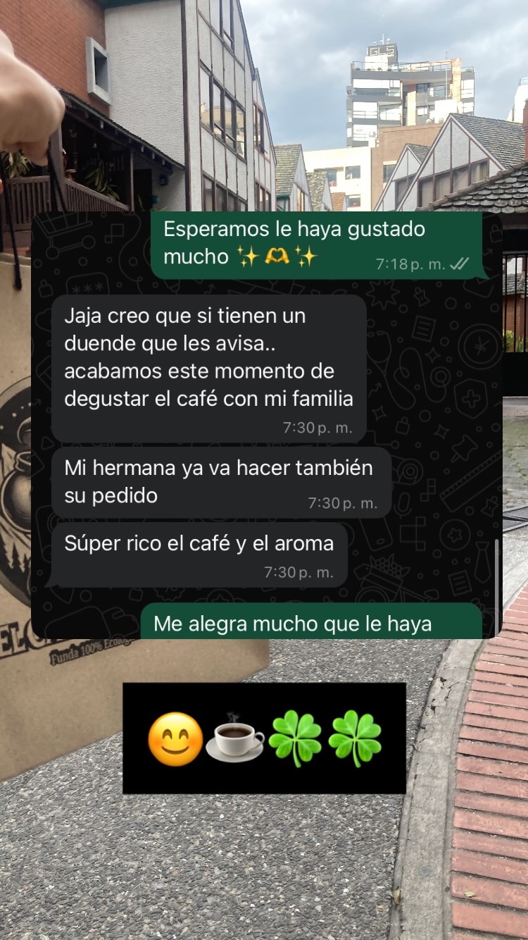 Reseña de cliente por WhatsApp, degustando el café en familia.