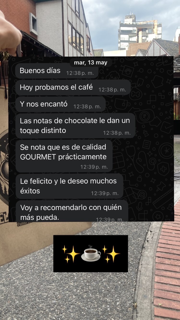 Reseña de cliente por WhatsApp, notas de chocolate y calidad gourmet.